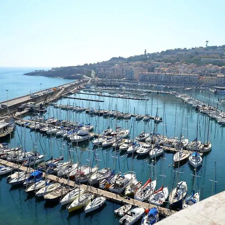Climatise A Avec Parking Et Terrasse - Fr-1-472a-138 *