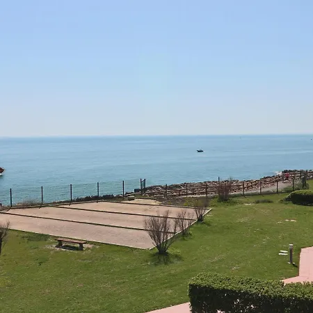 Climatise A Avec Parking Et Terrasse - Fr-1-472a-138